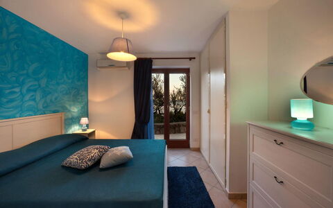 Villa Nerano: Chambre, Pièce, Meubles, Propriété, Lit, Design Intérieur, Bâtiment, Drap De Lit, Mur, Turquoise