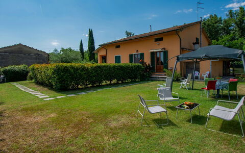 Elena: Herbe, Chalet, Jardin, Ferme, Pelouse, Arrière-Cour, Ombre, Biens, Cour, Aménagement Paysager