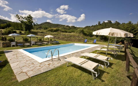 Villa Il Biancospino: Ciel, Propriété, Nuage, Piscine, Parapluie, Balancelle, Mobilier De Jardin, Ombre, Plan D'Eau, Plante