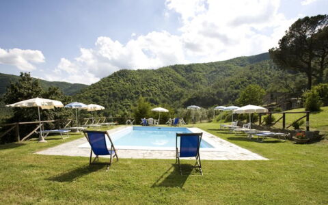 Villa Il Biancospino: Nuage, Ciel, Plante, L'Eau, Montagne, Piscine, Balancelle, Mobilier De Jardin, Arbre, Ombre