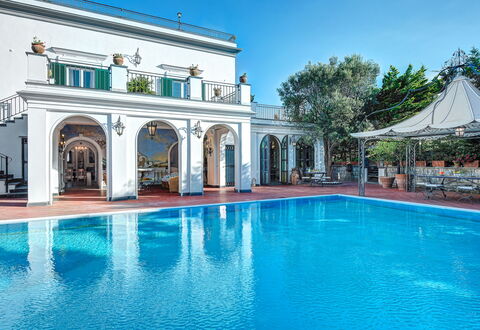 Palazzo Villa Dei Nobili: L'Eau, Ciel, Plante, Propriété, Bleu Azur, Piscine, Plan D'Eau, Porte, Bâtiment, Arbre