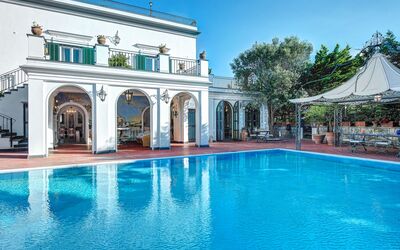 Palazzo Villa Dei Nobili: L'Eau, Ciel, Plante, Propriété, Bleu Azur, Piscine, Plan D'Eau, Porte, Bâtiment, Arbre