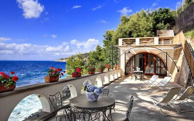 Appartamento Lobra: Ciel, Nuage, L'Eau, Propriété, Meubles, Plante, Bleu, Fleur, Chaise, Bleu Azur