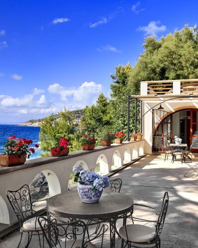 Appartamento Lobra: Ciel, Nuage, L'Eau, Propriété, Meubles, Plante, Bleu, Fleur, Chaise, Bleu Azur