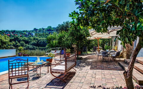 Country Lemonvilla: Ciel, Plante, Meubles, L'Eau, Mobilier De Jardin, Arbre, Ombre, Bâtiment, Loisir, Design Urbain