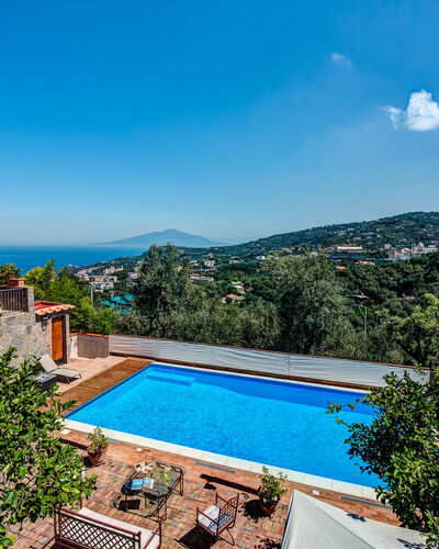 Country Lemonvilla: Ciel, L'Eau, Propriété, Plante, Piscine, Bleu Azur, Nuage, Bâtiment, Arbre, Station Balnéaire
