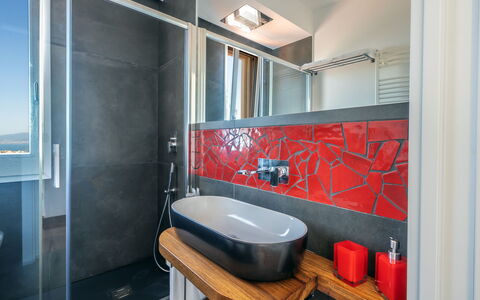 Villa Antonietta: Miroir, Robinet, Propriété, Luminaire Plomberie, Évier, Bâtiment, Lavabo, Salle De Bains, Design Intérieur, Éclairage