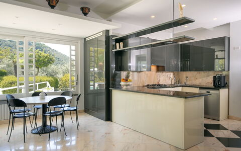 Villa Antonietta: Cabinetry, Meubles, Comptoir, Propriété, Table, Bâtiment, Chaise, Cuisine, Bois, Éclairage