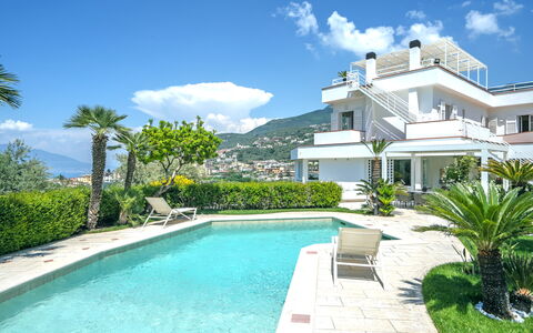 Villa Antonietta: Nuage, L'Eau, Plante, Ciel, Bâtiment, Bleu Azur, Piscine, Arbre, Arecales, Loisir