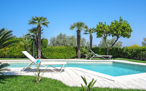 Villa Antonietta: L'Eau, Plante, Ciel, Jour, Bleu Azur, Rectangle, Arbre, Piscine, Végétation, Mobilier De Jardin