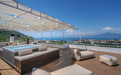 Villa Antonietta: Ciel, Meubles, L'Eau, Bleu Azur, Ombre, Nuage, Design Intérieur, Bâtiment, Mobilier De Jardin, Plante