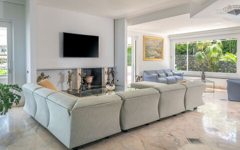 Villa Antonietta: Plante, Propriété, Canapé, Plante D'Appartement, Fenêtre, Confort, Design Intérieur, Sol, Salon, Sol