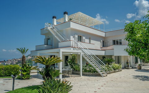 Villa Antonietta: Ciel, Plante, Propriété, Bâtiment, Fenêtre, Nuage, Arbre, Zone Résidentielle, Maison, Porte