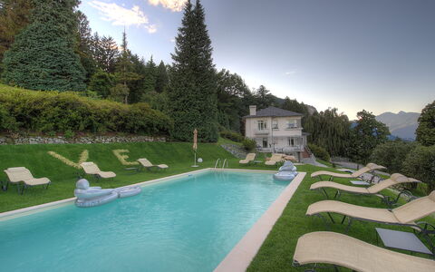 Villa Ermelinda: L'Eau, Ciel, Plante, Nuage, Arbre, Piscine, Bâtiment, Paysage Naturel, Herbe, Loisir
