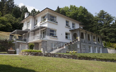 Villa Ermelinda: Plante, Ciel, Bâtiment, Propriété, Fenêtre, Arbre, Maison, Lot Terre, Porte