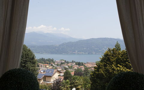 Villa Ermelinda: Ciel, Bâtiment, Propriété, Jour, L'Eau, Plante, Lumière, Bleu Azur, Feuille, Ombre