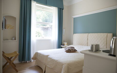 Villa Ermelinda: Meubles, Propriété, Bâtiment, Confort, Bleu Azur, Ombre, Cadre De Lit, Bois, Fenêtre