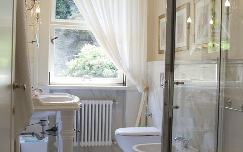 Villa Ermelinda: Meubles, Propriété, Baignoire, Luminaire Plomberie, Bois, Plante, Salle De Bains, Rideau, Design Intérieur