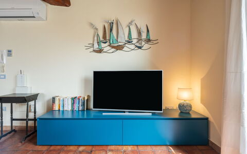 Rokkaria: Meubles, Propriété, Bâtiment, Canapé, Bleu Azur, Table, Bois, Salon, Design Intérieur, Maison