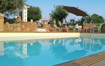 Villa Giunone: Piscine, Propriété, L'Eau, Immobilier, Parapluie, Bleu Azur, Aqua, Réflexion, Recours, Ombre