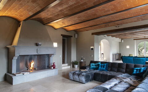 Villa Pianvecchio: Bois, Pièce, Design Intérieur, Propriété, Sol, Foyer, Plafond, Canapé, Mur, Salon