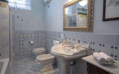 Villa Asciolo: Luminaire Plomberie, Bleu, Architecture, Lavabo, Pièce, Design Intérieur, Propriété, Mur, Tuile, Violet