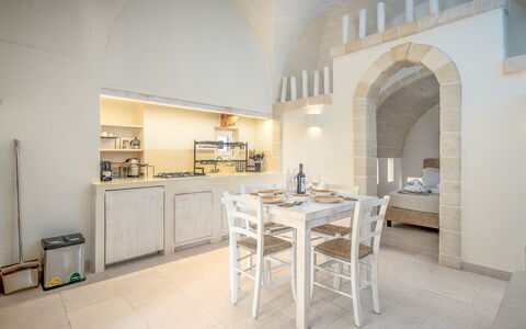 La Torretta - Corte dei Messapi: Meubles, Table, Cabinetry, Comptoir, Cuisine, Bois, Bâtiment, Chaise, Maison, Design Intérieur