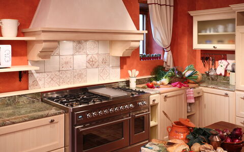 Villa Rossa: Pièce, Le Fourneau, Principaux Appliance, Comptoir, Appareil De Cuisine, Cuisinière, Cuisine, Design Intérieur, Cabinetry, Domicile