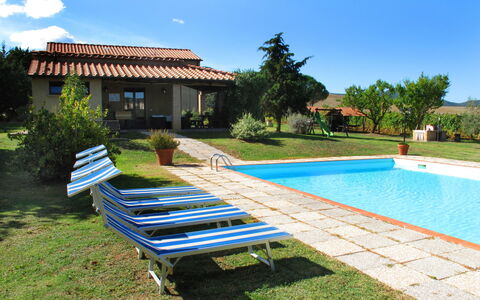 Agriturismo Le Selvole: Ciel, Plante, L'Eau, Bâtiment, La Nature, Nuage, Bleu Azur, Arbre, Piscine, Ombre
