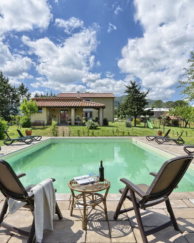 Agriturismo Le Selvole: Nuage, L'Eau, Ciel, Meubles, Piscine, Plante, La Nature, Arbre, Table, Ombre