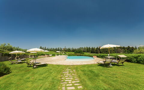 Villa Sole Del Chianti: Plante, Ciel, L'Eau, Propriété, Arbre, Bleu Azur, Paysage Naturel, Piscine, Lot Terre, Mobilier De Jardin