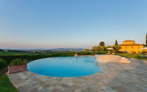 Villa Sole Del Chianti: L'Eau, Ciel, Ressources En Eau, Jour, Bâtiment, Plante, Bleu Azur, Piscine, Architecture, Plan D'Eau