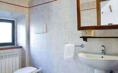 Colombaio: Miroir, Propriété, Évier, Luminaire Plomberie, Lavabo, Bleu, Violet, Fenêtre, Salle De Bains, Éclairage