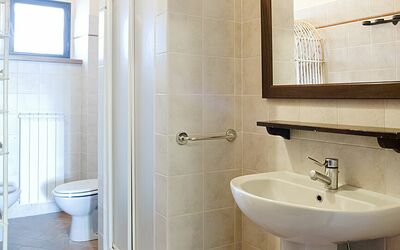 Greppia: Miroir, Robinet, Évier, Luminaire Plomberie, Propriété, Lavabo, Bois, Bâtiment, Salle De Bains, Violet