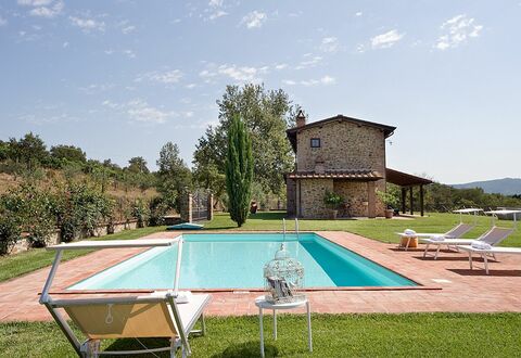 Villa Miravalle: Ciel, Plante, Nuage, Piscine, Arbre, Bâtiment, Ombre, Lot Terre, Herbe, Loisir