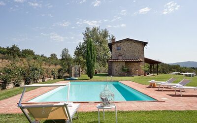 Villa Miravalle: Ciel, Plante, Nuage, Piscine, Arbre, Bâtiment, Ombre, Lot Terre, Herbe, Loisir