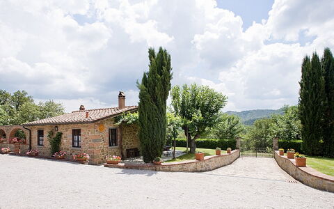 Cottage Capanna: Nuage, Ciel, Plante, Bâtiment, Fenêtre, Arbre, Surface De La Route, Maison, Lot Terre, Paysage
