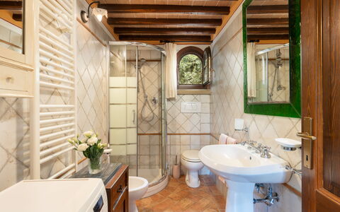 Villa Laura: Miroir, Robinet, Luminaire Plomberie, Plante, Évier, Propriété, Lavabo, Design Intérieur, Salle De Bains, Violet