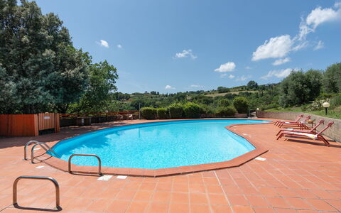 Villa Laura: L'Eau, Ciel, Piscine, Nuage, Bleu Azur, Arbre, Plan D'Eau, Mobilier De Jardin, Aqua, Loisir