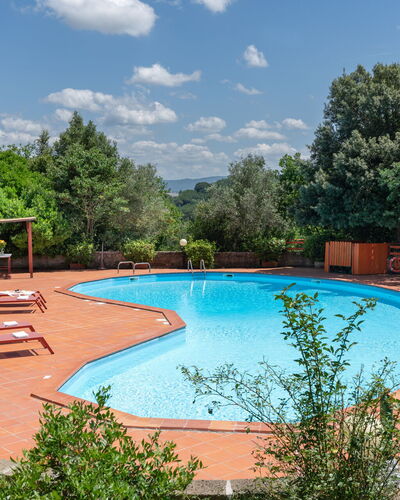 Villa Laura: L'Eau, Plante, Ciel, Nuage, Piscine, Arbre, Mobilier De Jardin, Ombre, Chaise, Paysage Naturel