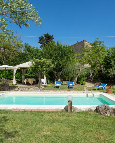 Sissi: L'Eau, Plante, Ciel, Propriété, Piscine, Arbre, Bâtiment, Ombre, Lot Terre, Herbe