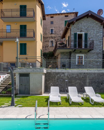 Varenna 642: Plante, Propriété, Bâtiment, Ciel, Fenêtre, Nuage, Bleu Azur, Design Urbain, L'Eau, Piscine