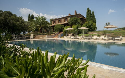 Campo Valerio: L'Eau, Nuage, Ciel, Plante, Bâtiment, Propriété, Arbre, Bleu Azur, Paysage Naturel, Maison