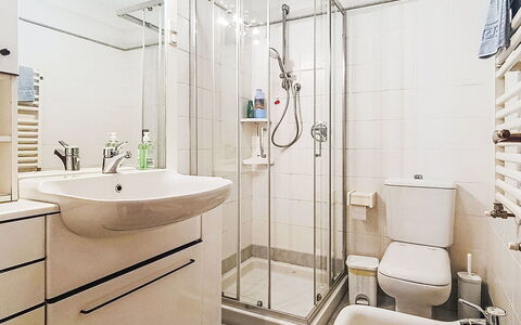Bonatti: Salle De Bains, Luminaire Plomberie, Design Intérieur, Sol, Toilette, Sol, Siège De Toilette, Lavabo, Évier, Plomberie