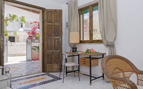 Villa Marlene: Table, Meubles, Bâtiment, Propriété, Fenêtre, Plante, Fleur, Cadre, Chaise, Design Intérieur