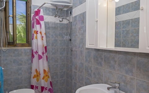 Villa Marlene: Miroir, Évier, Luminaire Plomberie, Propriété, Photographier, Robinet, Lavabo, Salle De Bains, Violet, Bâtiment