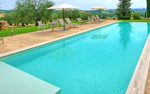 Villa Le Buche: L'Eau, Plante, Propriété, Piscine, Ciel, Vert, Arbre, Bleu, Bleu Azur, Ombre