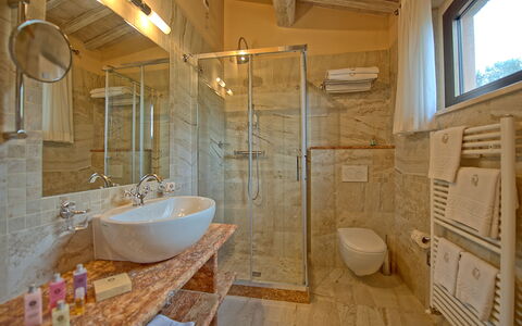 Villa Le Buche: Robinet, Luminaire Plomberie, Miroir, Évier, Salle De Bains, Baignoire, Lavabo, Design Intérieur, Architecture