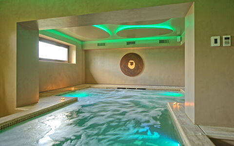 Villa Le Buche: L'Eau, Bâtiment, Piscine, Vert, Éclairage, Design Intérieur, Sol, Loisir, Sol