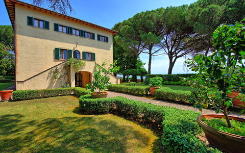 Villa Sorbaiano: Plante, Ciel, Propriété, Vert, Bâtiment, Fenêtre, La Nature, Arbre, Lot Terre, Herbe